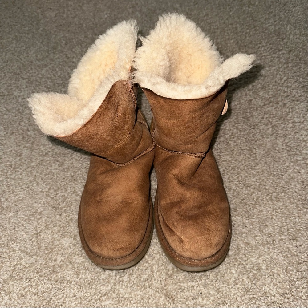 UGG Genuine Sheepskin